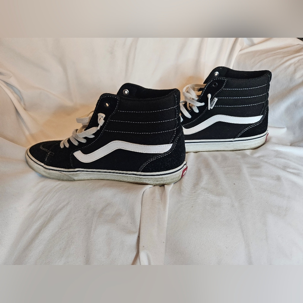 Vans Sk8-Hi Black / White High-Top Sneakers – Men’s 11 / Women’s 12.5